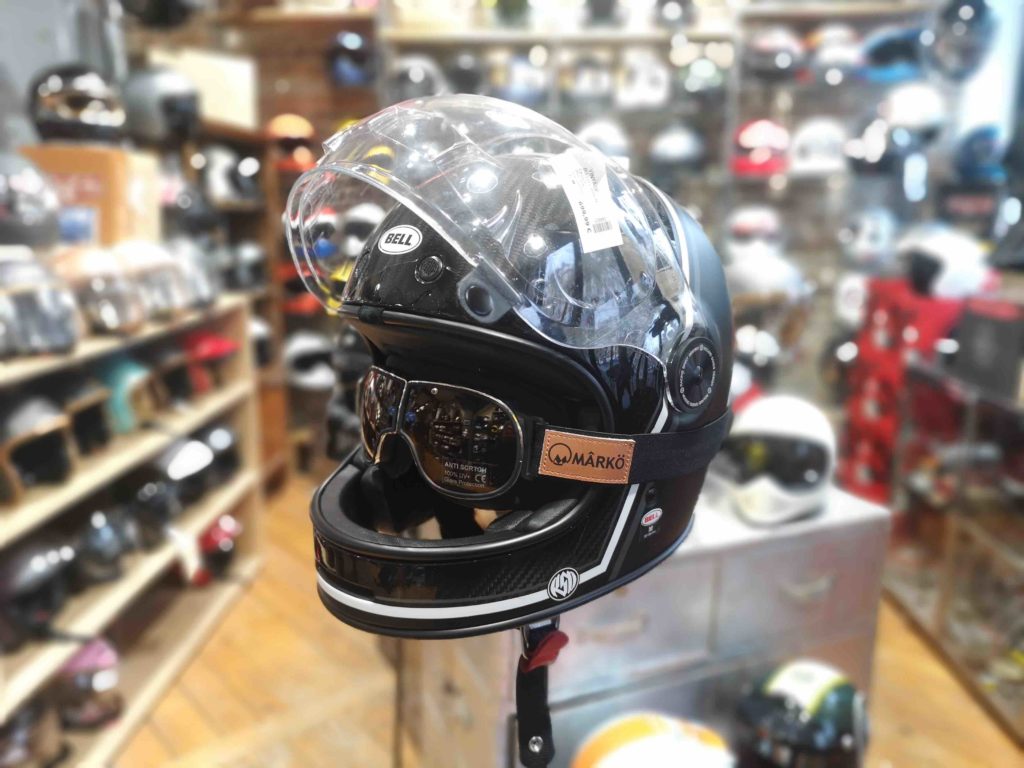 casque moto exposé en magasin