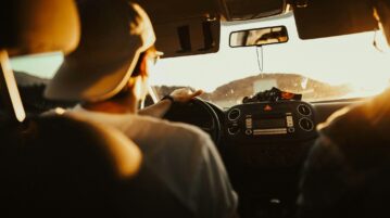 un homme au volant