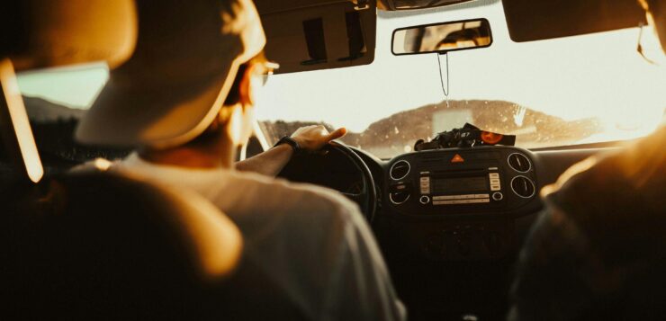 un homme au volant