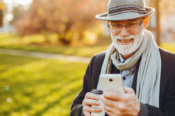 Pourquoi un téléphone simple est le meilleur choix pour les seniors ?