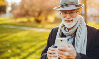 Pourquoi un téléphone simple est le meilleur choix pour les seniors ?